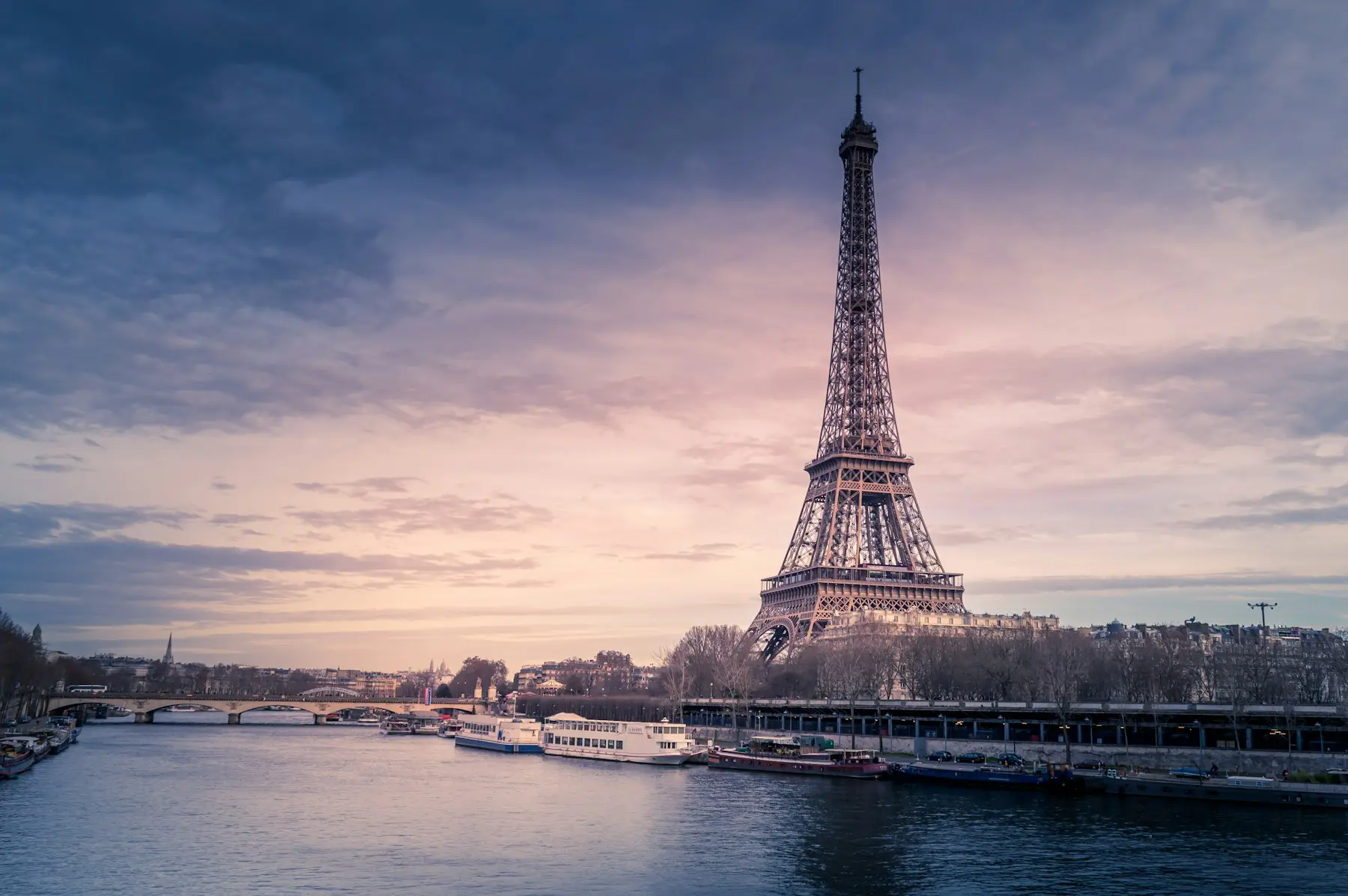 Torre Eiffel vista a partir de uma rua arborizada em Paris