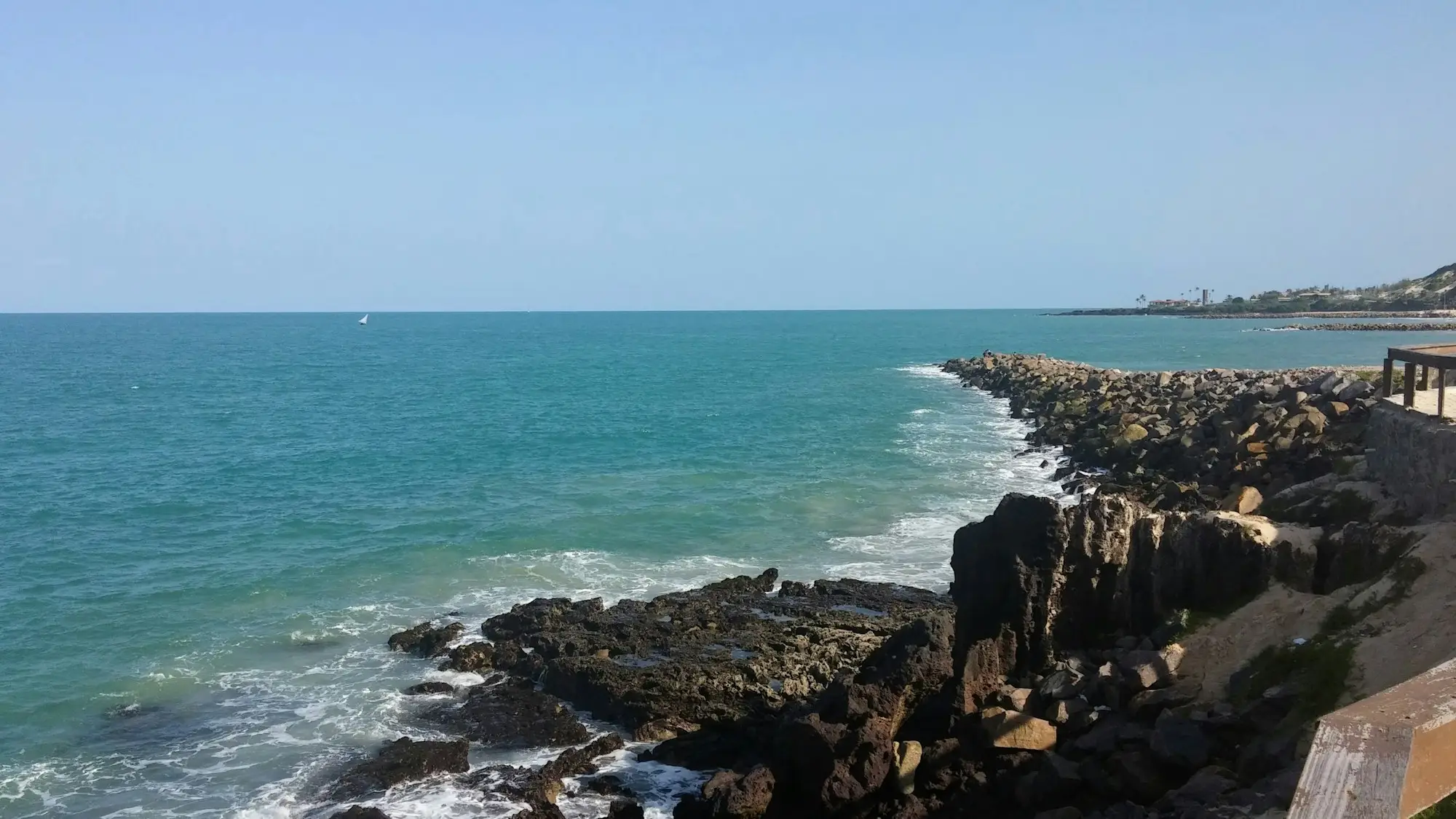Costa rochosa e mar azul-turquesa no litoral potiguar